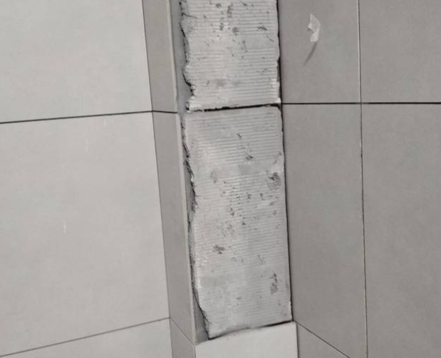 西安瓷砖空鼓维修公司分享下瓷砖施工前基层浇水润湿程度不足，可能导致以下问题